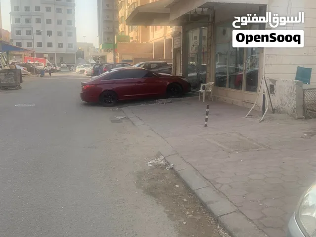 محل الايجار مساحته 80 متر في حمام ومطبخ