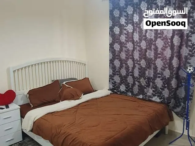 غرفة ماستر نظيفة وهادئة قرب مستشفى امينة عجمان الراشدية 3 لي شخص واحد او شخصين فقط