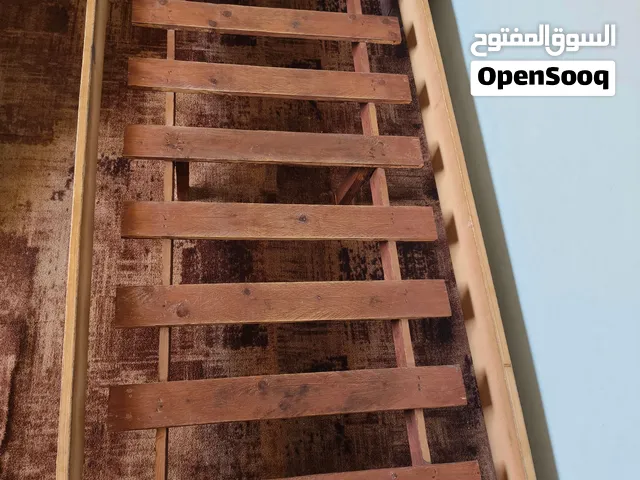 تختين عدد 2 للبيع،حجم التخت لشخص واحد،. السعر التختين 15 دينار