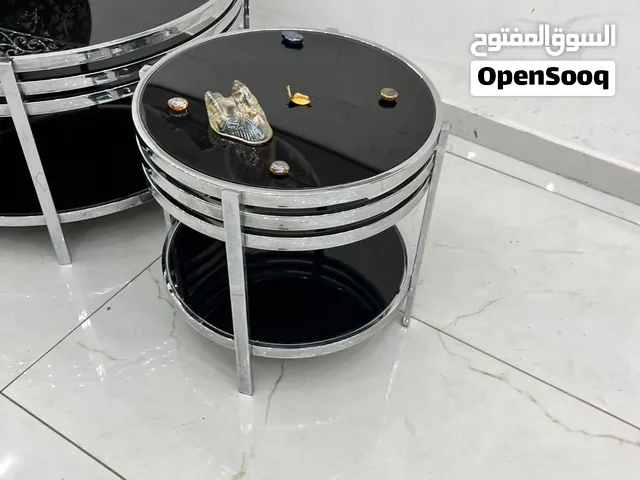 طقم طاولات مودرن فاخر  طقم مميز يتكوّن من طاولة وسط وطاولتين جانبيتين، بتصميم دائري أنييق