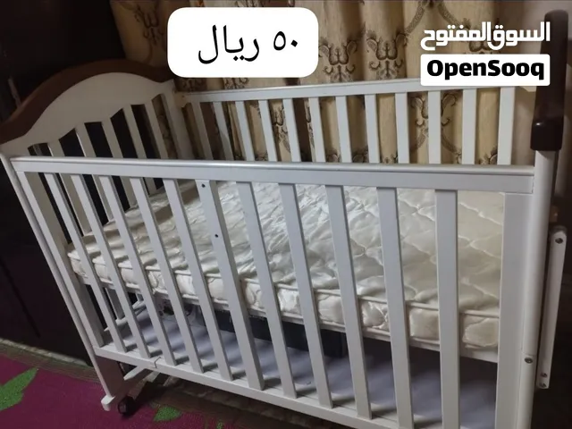 اغراض الأطفال مستخدمه شي بسيط جدا