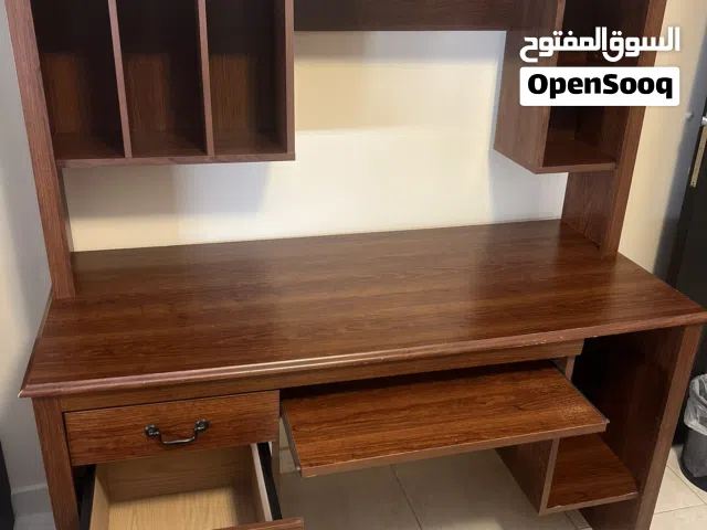مكتب خشب للطلاب  بحالة ممتازة وحجم ممتاز ومريح مع جرار صغير وجرار كبير وواسع