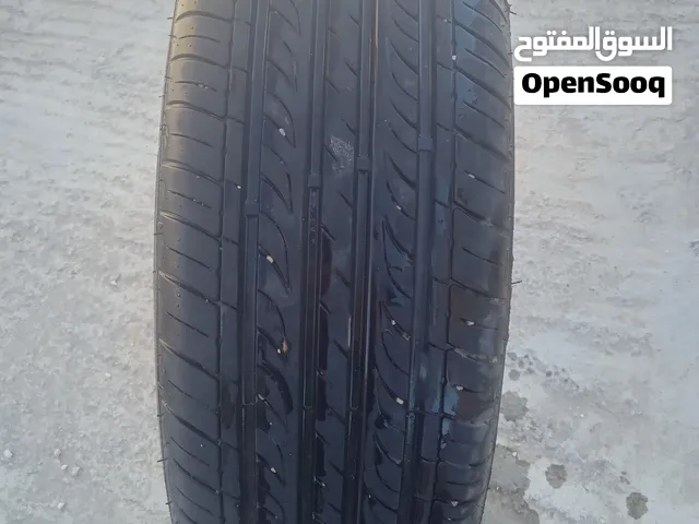 عجل سيارة مقاس 195/65R15 بحالة ممتازة - شبه جديد