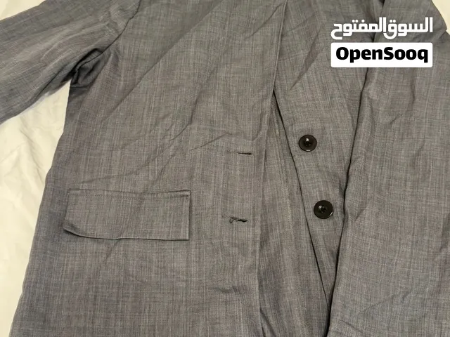 جاكيت رمادي طويل مع بنطلون رمادي بحالة جيدة