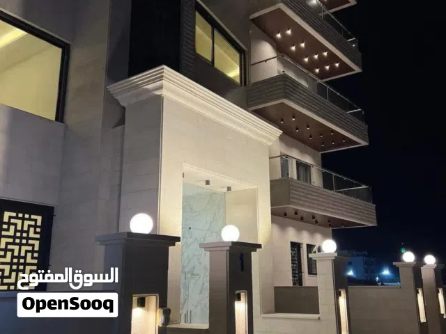 شقة ارضية للبيع في الجبيهة 188م2 + 90م2 ترسات خارجية (شقتين في الطابق) على 3 شوارع من المالك