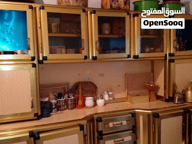 كاونتر ألمنيوم مستعمل طولة مترين ونص والسنك متر ونص مع زاوية وبيها ملحق طولها متر وربع نظيف