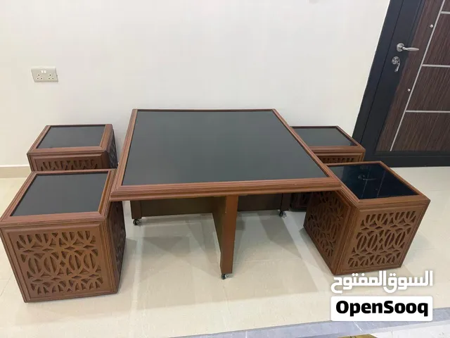 طاولة كبيرة مع طاولات صغيرة