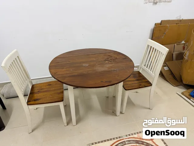 طاولة سفرة مع كرسيين