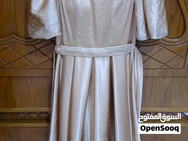 فستان قياس 40 مستخدم كولش قليل ونضيف وبسعر مناسب