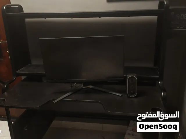 شاشة جيمنج مواصفات عاليه مع طاولة جيمنج جودة عاليه