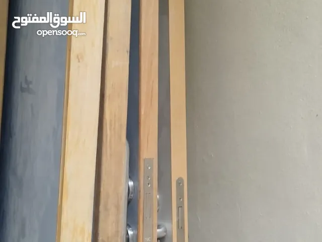 أبواب خشب ثقيل ومعزول ونظيف جدا  وأحجام مختلفه مصورة في الصور