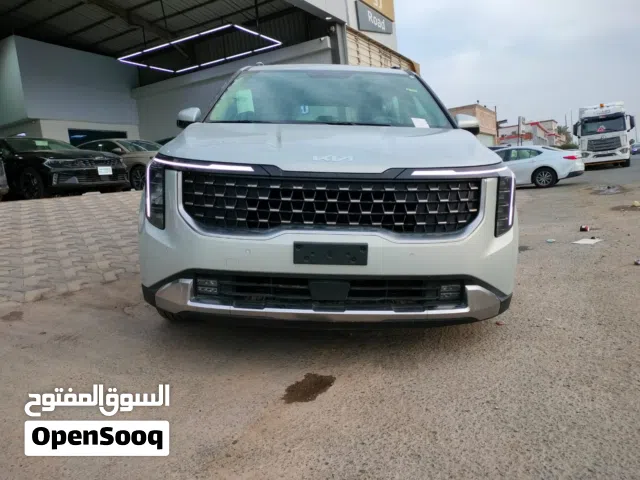 كيا كرنفال 2026 رائدة فئة سيارات الـميني فان بلمسات سيارات الدفع الرباعي، الخيار العائلة الافضل