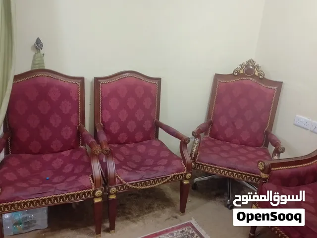 كنبات  واحد لي ثلاثة اشخاص واحد في عجلات  الاثنين مفرده