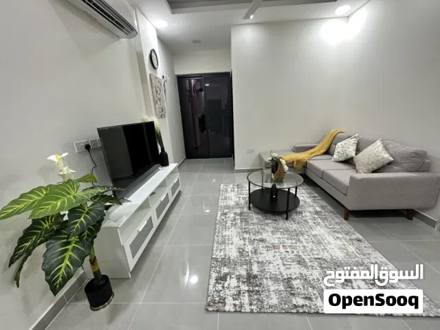شقة فاخرة للإيجار اليومي في بوشر تتوفر معها في نفس لمبنى مسبح خاص بالرجال و مسبح خاص بالنساء وصالة ر