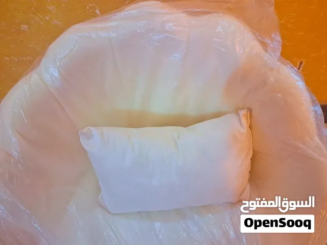 كرسي تسريحة و مكياج جديد و أنيق جدا باللون الأوف وايت