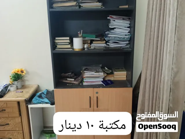 مكتبة وأرفف نظيفة