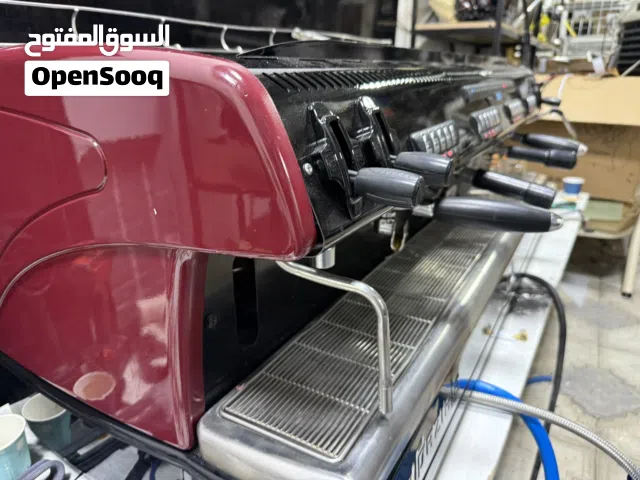 ماكينة إسبرسو La Spaziale S5 – 4 Groups 	مستخدمة نظيفة مسرفسه فقط عيبها كبيرة . و عملية جدا