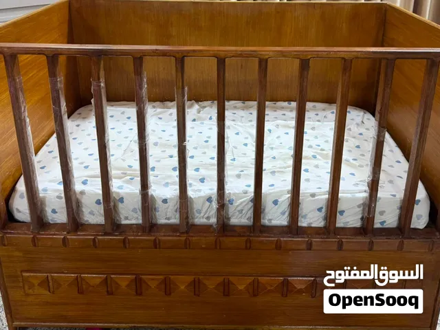جربايه اطفال عمر من سنه الى اربعه سنوات جديد جداً نظيف .. النوع خشب صاج تفصلل
