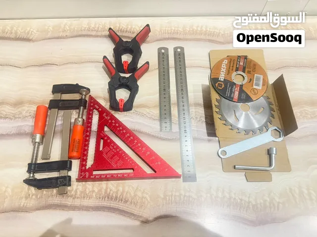 منشار دائري احترافي ببطاريتين + عدة متكاملة (ملاقط، زاوية قياس، وشفرات قطع) بحالة ممتازة