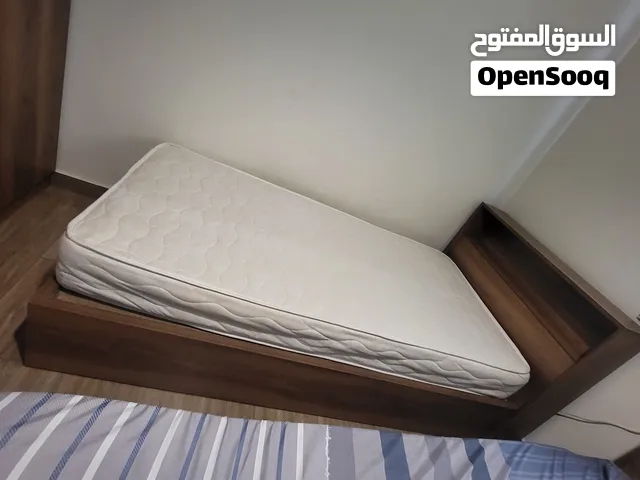 تخت مفرد جديد مع فرشة و مخدة