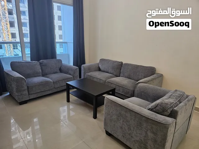 طقم كنب رمادي عملي + ستارة + طاولات جانبية