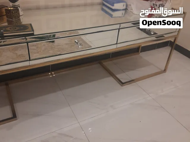 طاولة شاشة +طاولة طعام +فرن غاز و كهرباء إيطالي