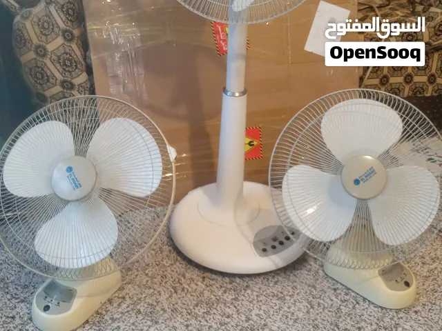 ثلاث مراوح شحن مال بيت عارضيهن للبيع  2 بيهن بطاريات شحن .  كهرباء يصل  للمفتاح لاكن لاتفتر الريش اع