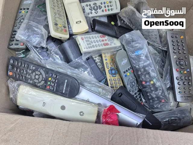ريموتات رسيفر وتفزيون بكميات كبيره قديمه  سعر الجهاز 200 بيسه للحبه والاجهزه جديده بس قديمه