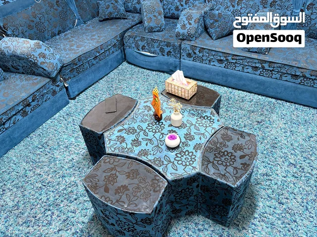 طقم كنب وطاولات وسجاده للبيع