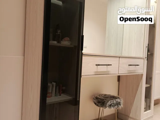 تسريحة تواليت خشب لاتيه 18، استعمال خفيف جدا لعرسان مدة سنة ونص العرض 2 متر والارتفاع 2.30 متر