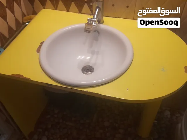 مغسلة مع بطارية وبرابيشها وسيفونها