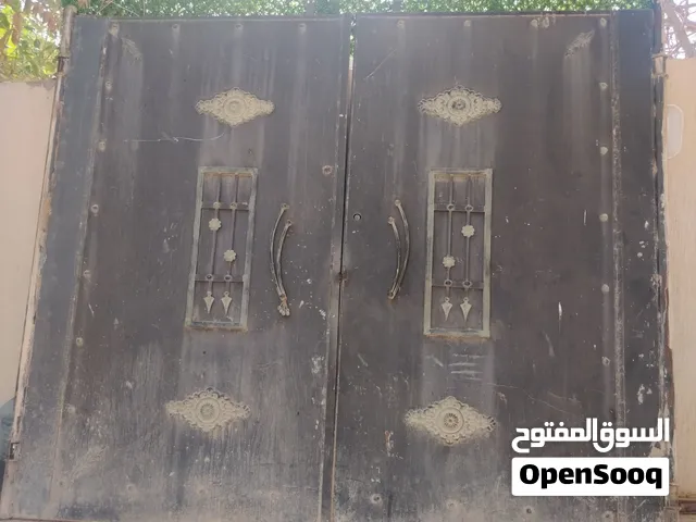 باب حديد رئيسي كبير و صغير