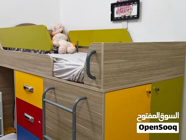 كرفايه مع مساحة تخزين مع طاوله