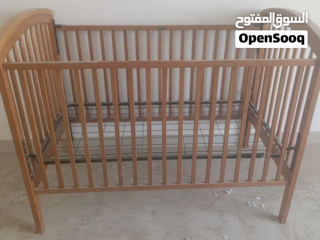 للبيع سرير اطفال مستعمل صناعة امريكية  السعر=/15 دينار  For sale Baby crib  *American brand*  BD 15/