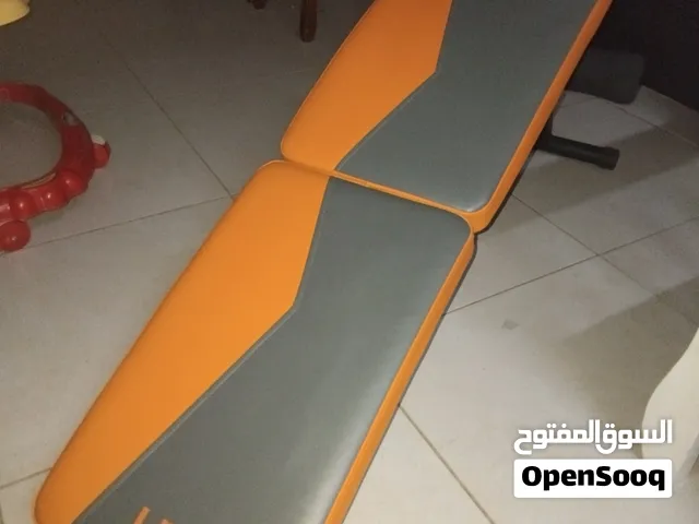 الحالة: ممتازة ونظيفة جداً (كما هو موضح في الصور).التصميم: مريح ومبطن بجلد متين بلونين مميزين (برتقا