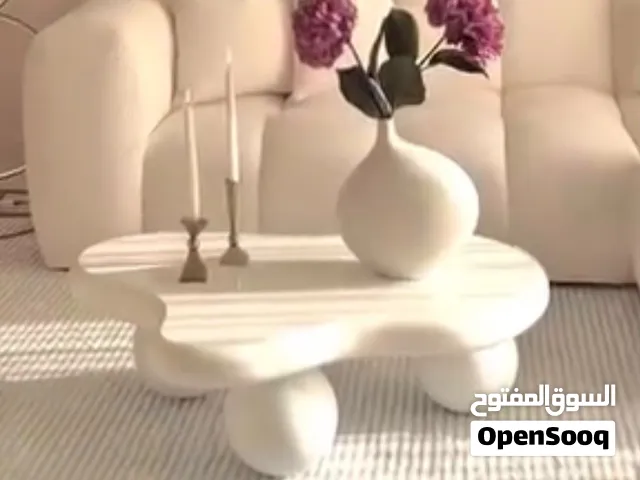 طاولة خشب وسط