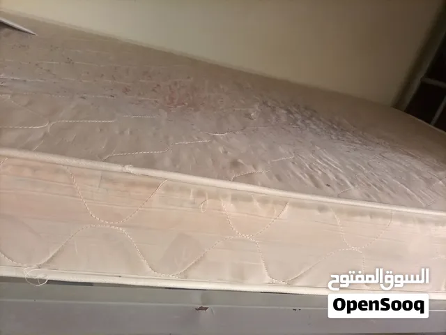 فرش تخت مفرد عدد 6 كبير وعدد 2 صغير وخزانة احذية وخزانة خشب بابين ودرج الجميع بحالة جيدة