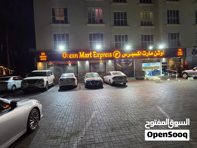 سوبر ماركت للبيع في منطقة حيوية في شارع المها في بوشر