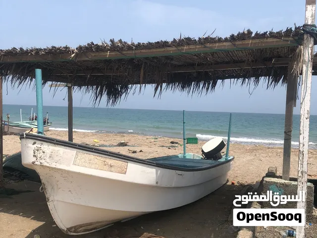 للبيع قارب 22 قدم مع مكينه 40 مع ملكيه حره