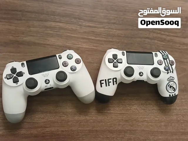 يدين PS4 للبيع - وحدة بيضاء سادة + وحدة FIFA ريال مدريد نظاف وشغالات فل