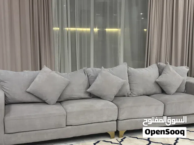 كنبة بحالة ممتازة للبيع