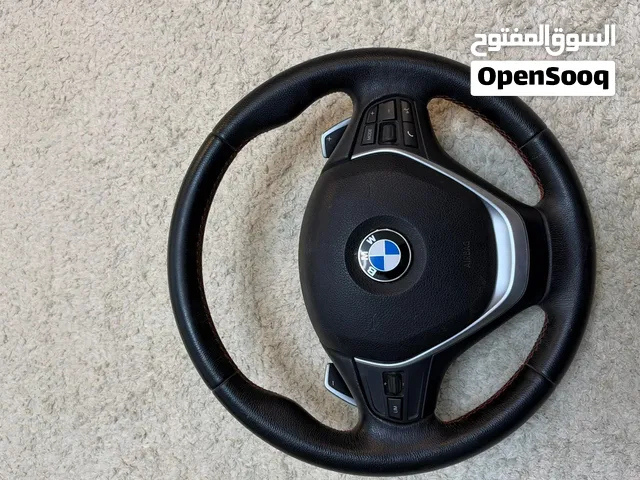 مقود BMW نظيف و يركب على BMW F30/F32 وما شابه حسب التجهيز، يرجى التأكد من التوافق قبل الشراء.