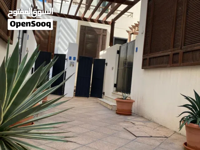 للإيجار فلة 5 غرف For rent 5 BHK villa