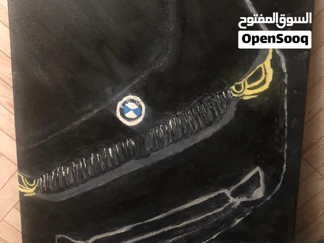 رسم فني مرسوم يدوياً لمقدمة سيارة BMW باللون الأسود الملكي مع إضاءة الأضواء الأمامية المميزة وشعار ا