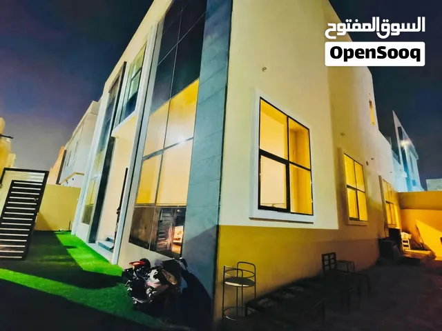 فيلا للبيع في الحوشي / الشارقة  على الشارع