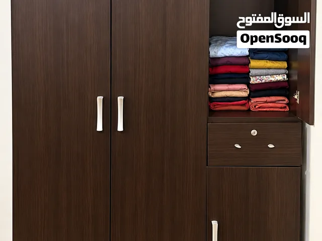 خزانة ملابس خشبية داكنة بـ 3 أبواب – 30 دينار بحريني فقط