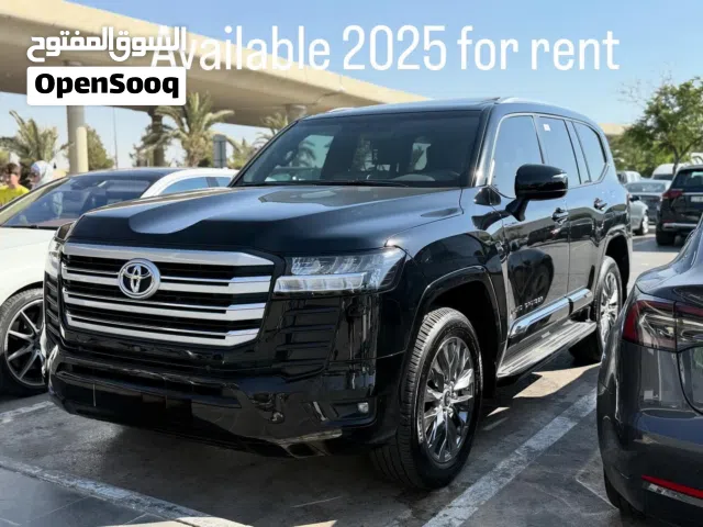 تويوتا لاند كروزر VXR 2025 سوداء أوتوماتيك للايجار اليومي