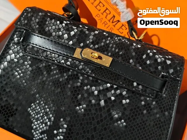 حقيبة هرمز من الجلد الطبيعي بنقشة جلد الحية ببطانة من خامة الشامواه. والجلد الأصلية