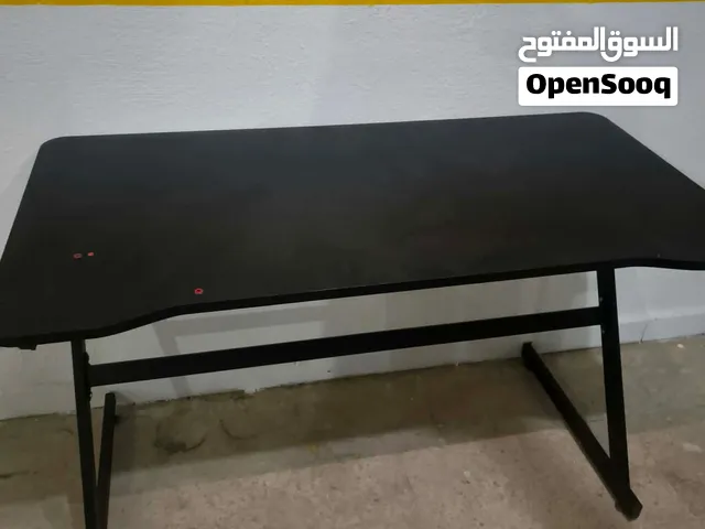 طاولة ألعاب (Gaming Desk السطح العلوي: يأتي بلون أسود مطفي، مع انحناءة أمامية مريحة (Ergonomic curve