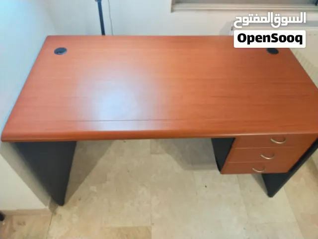 مكتب مكتبي بحالة الجديد  سطح واسع + 3 أدراج بقفل  25 دينار فقط
